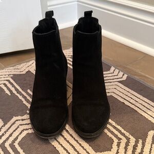 La CANADIENNE Suède Black Heeled Ankle Booties